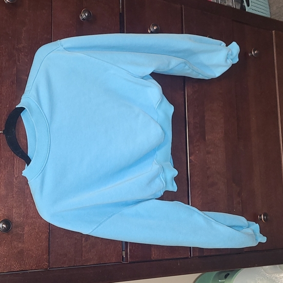 H&M Tops - 5/25❤️Cropped Sweatshirt.  Xs